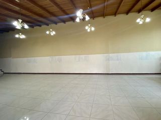 Foto 6 de Oficina o local interno comercial de renta en Mitad del mundo  Av. Equinoccial a dos cuadras del monumento