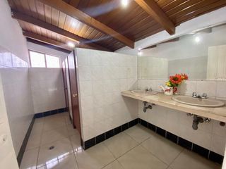 Foto 10 de Oficina o local interno comercial de renta en Mitad del mundo  Av. Equinoccial a dos cuadras del monumento