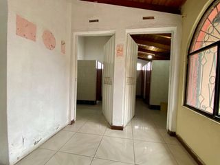 Foto 11 de Oficina o local interno comercial de renta en Mitad del mundo  Av. Equinoccial a dos cuadras del monumento