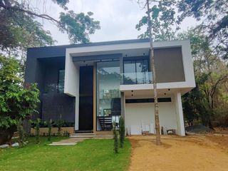 Foto 1 de C290 - Venta Casa en Lago de Capeira Moderna por Estrenar - Guayaquil