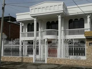 Foto 1 de En venta casa medianera en el centro de Manta, sector residencial comercial de alta demanda, Manta Ecuador