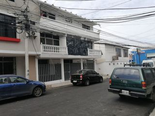 Foto 2 de En venta casa medianera en el centro de Manta, sector residencial comercial de alta demanda, Manta Ecuador