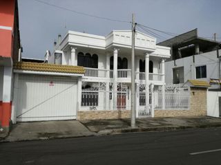 Foto 3 de En venta casa medianera en el centro de Manta, sector residencial comercial de alta demanda, Manta Ecuador
