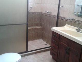 Foto 7 de En venta casa medianera en el centro de Manta, sector residencial comercial de alta demanda, Manta Ecuador