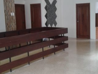 Foto 9 de En venta casa medianera en el centro de Manta, sector residencial comercial de alta demanda, Manta Ecuador
