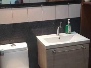 Foto 18 de En venta casa medianera en el centro de Manta, sector residencial comercial de alta demanda, Manta Ecuador