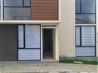 Foto 1 de Linda Casa Pequeña en dos pisos