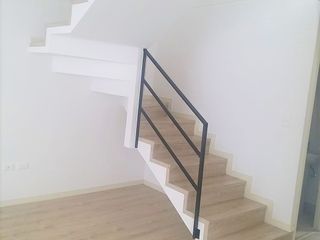 Foto 7 de Linda Casa Pequeña en dos pisos