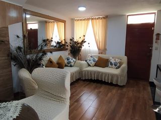 Foto 3 de Se vende casa de 2 pisos, Frente a Parque en la Residencial La Alameda-Paiján (TSuarez)
