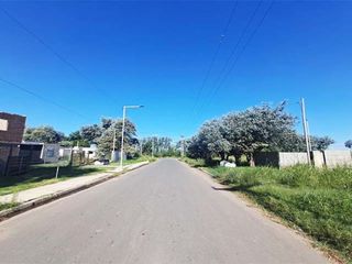 Foto 3 de Lote de 250m2 en Venta en Pérez: Ideal para Vivienda o uso Comercial.