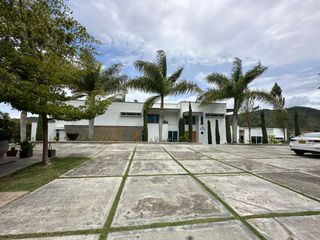 Foto 1 de Venta Lujosa Finca Lago Calima con Acceso directo al Lago (Muelle Privado)