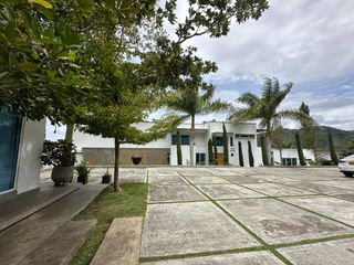 Foto 3 de Venta Lujosa Finca Lago Calima con Acceso directo al Lago (Muelle Privado)