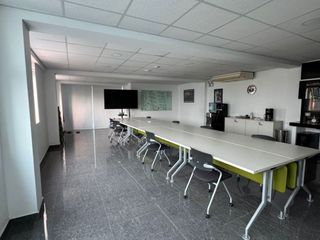 Foto 9 de Edificio de 1355 m², 5 Pisos de Oficina con Ascensor en La Molina