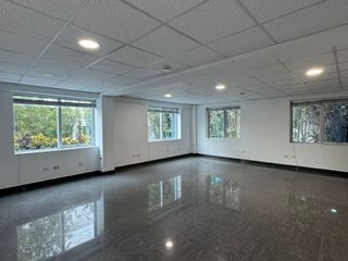 Foto 10 de Edificio de 1355 m², 5 Pisos de Oficina con Ascensor en La Molina