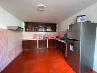 Foto 9 de Casa De 03 Pisos En Urb. Los Sauces Con 03 Departamentos En Venta