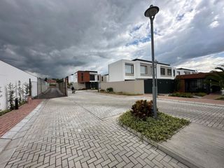 Foto 1 de CASA DE RENTA TUMBACO, POR ESTRENAR, SECTOR SANTA ROSA