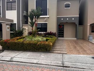 Foto 1 de hermosa casa Urb, Romareda