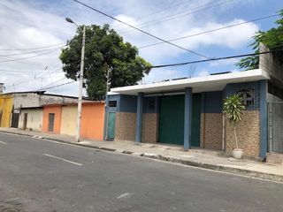 Foto 2 de VENTA DE OFICINA CON TERRENO PARA TALLER-CERCA A LOS ESTEROS.