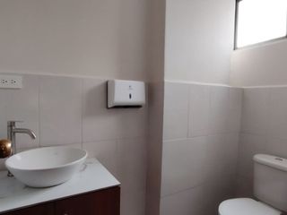 Foto 7 de ARRIENDO OFICINA con 2 ambientes, sector La Alameda, Quito.