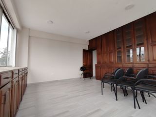 Foto 2 de ARRIENDO OFICINA con 2 ambientes, sector La Alameda, Quito.