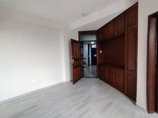 Foto 5 de ARRIENDO OFICINA con 2 ambientes, sector La Alameda, Quito.