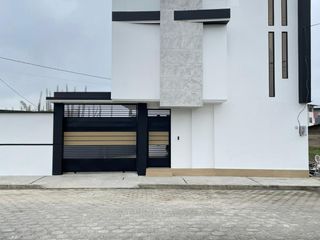 Foto 1 de VENTA DE CASA EN URB. PRIVADA EN EL DORADO