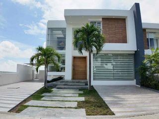 Foto 2 de Casa de Venta en manta zona sur ciudad del Mar YT