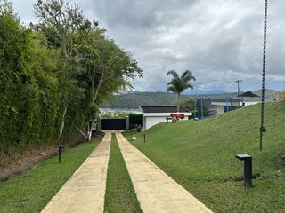 Foto 5 de Venta de Imponente Finca de Lujo en el Corazón del Lago Calima – Un Refugio Exclusivo para los Amantes del Lujo, los Deportes Acuáticos y la Vida en F