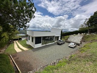 Foto 3 de Venta de Imponente Finca de Lujo en el Corazón del Lago Calima – Un Refugio Exclusivo para los Amantes del Lujo, los Deportes Acuáticos y la Vida en F