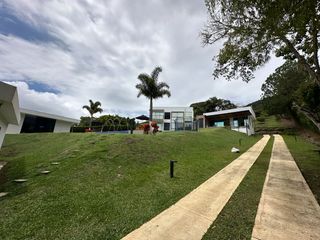 Foto 9 de Venta de Imponente Finca de Lujo en el Corazón del Lago Calima – Un Refugio Exclusivo para los Amantes del Lujo, los Deportes Acuáticos y la Vida en F