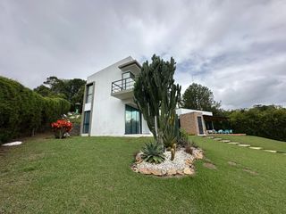 Foto 8 de Venta de Imponente Finca de Lujo en el Corazón del Lago Calima – Un Refugio Exclusivo para los Amantes del Lujo, los Deportes Acuáticos y la Vida en F