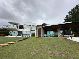 Foto 1 de Venta de Imponente Finca de Lujo en el Corazón del Lago Calima – Un Refugio Exclusivo para los Amantes del Lujo, los Deportes Acuáticos y la Vida en F