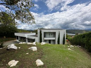 Foto 53 de Venta de Imponente Finca de Lujo en el Corazón del Lago Calima – Un Refugio Exclusivo para los Amantes del Lujo, los Deportes Acuáticos y la Vida en F
