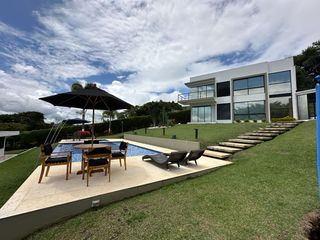 Foto 10 de Venta de Imponente Finca de Lujo en el Corazón del Lago Calima – Un Refugio Exclusivo para los Amantes del Lujo, los Deportes Acuáticos y la Vida en F