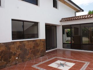 Foto 3 de Venta - Casa - Urbanización El Condado - Norte - Quito