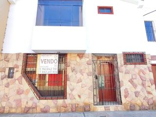 Foto 1 de EN VENTA CASA COSTADO DEL COLEGIO DE CONTADORES  MEDIA CUDRA PLA ESPIRITU SANTO EN TACNA.