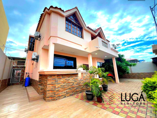 Foto 1 de Casa 5 dormitorios con piscina en venta, sector Paseo Shopping, cerca al Estadio Jocay, Manta, Ecuador