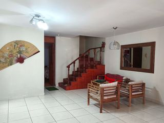 Foto 2 de Remate por viaje: Casa de 3 pisos y departamentos