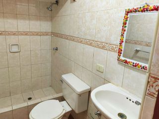 Foto 9 de Remate por viaje: Casa de 3 pisos y departamentos