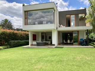 Foto 2 de VENDO HERMOSA CASA EN URB PRIVADA CUMBAYA (Sector La Viña)