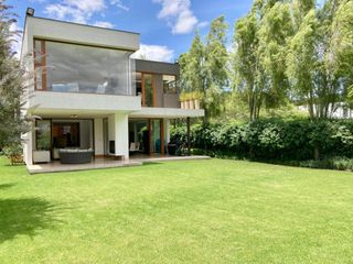 Foto 1 de VENDO HERMOSA CASA EN URB PRIVADA CUMBAYA (Sector La Viña)