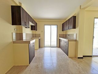 Foto 5 de Alquiler de Casa de 3 dormitorios, 2 plantas, dentro de Urbanización Gran Vittoria con seguridad privada y club social, Vía Salitre.