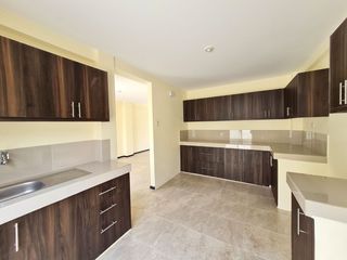 Foto 6 de Alquiler de Casa de 3 dormitorios, 2 plantas, dentro de Urbanización Gran Vittoria con seguridad privada y club social, Vía Salitre.