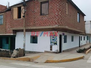 Foto 1 de Vendo Casa 2 Pisos En Esquina Con Libreria Frente A Colegio