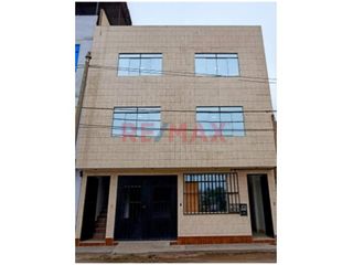 Foto 3 de Se Vende Casa De 3 Pisos Frente Al Parque Urb. El Roble Pte. Piedra .
