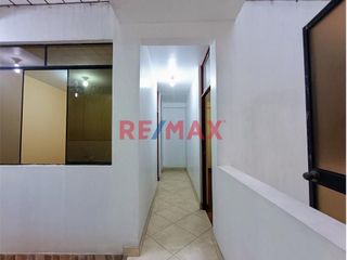 Foto 7 de Se Vende Casa De 3 Pisos Frente Al Parque Urb. El Roble Pte. Piedra .