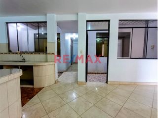 Foto 8 de Se Vende Casa De 3 Pisos Frente Al Parque Urb. El Roble Pte. Piedra .