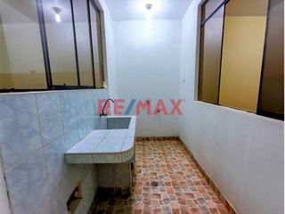 Foto 9 de Se Vende Casa De 3 Pisos Frente Al Parque Urb. El Roble Pte. Piedra .