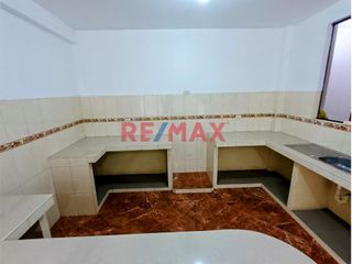 Foto 10 de Se Vende Casa De 3 Pisos Frente Al Parque Urb. El Roble Pte. Piedra .