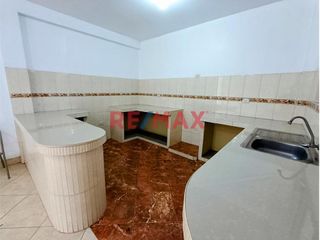 Foto 12 de Se Vende Casa De 3 Pisos Frente Al Parque Urb. El Roble Pte. Piedra .
